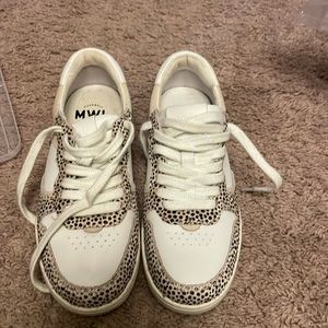 Madewell women’s 6.5 cheetah sneakers. Great shape, worn twice.